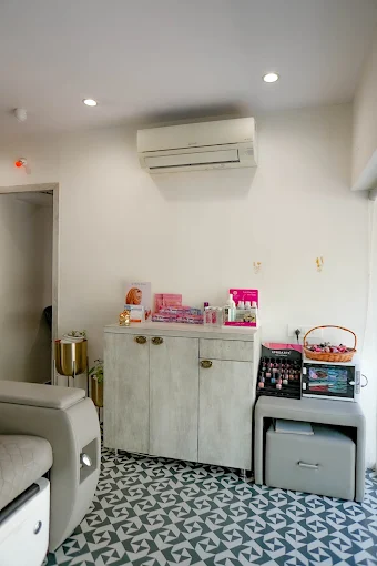 Studio 13 Salon Style 8